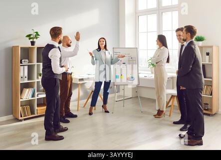 Geschäftsfrau leitet Präsentation für Büroangestellte Macht der Teamarbeit Bedeutung der Büroarbeit. Strategische Planung in der Büroarbeit unterstreichen Stockfoto
