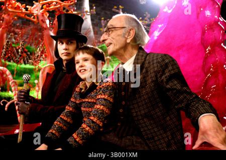 16. Juni 2005: JOHNNY DEPP als Willy Wonka; FREDDIE HIGHMORE als Charlie Bucket und DAVID KELLY als Opa Joe. Ã’Charlie and the Chocolate Factory, Ã“. K45302ES (Bild: © Globe Photos/ZUMApress.com) Stockfoto