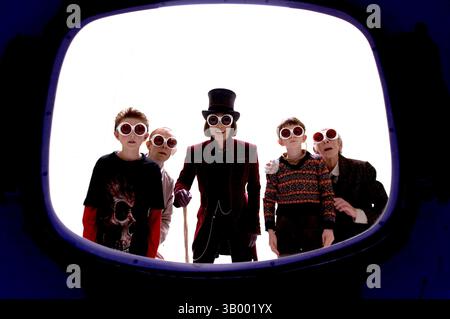 JUNI 2005: JORDAN FRY, ADAM GODLEY, JOHNNY DEPP, FREDDIE HIGHMORE UND DAVID KELLY. Ã’Charlie and the Chocolate Factory, Ã“. K45302ES (Bild: © Globe Photos/ZUMApress.com) Stockfoto