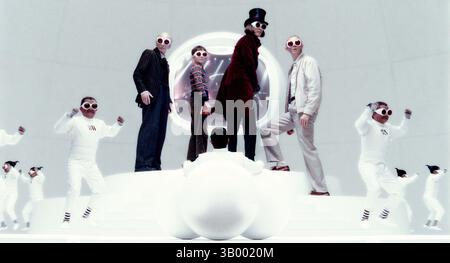 16. Juni 2005: DAVID KELLY als Opa Joe; FREDDIE HIGHMORE als Charlie Bucket; JOHNNY DEPP als Willy Wonka und ADAM GODLEY als Mr. Teavee mit DEEP ROY als Oompa-Loompas. Ã’Charlie and the Chocolate Factory, Ã“. K45302ES (Bild: © Globe Photos/ZUMApress.com) Stockfoto