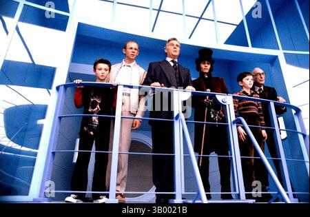 JUNI 2005 – L-R: JORDAN FRY, ADAM GODLEY, JAMES FOX, JOHNNY DEPP, FREDDIE HIGHMORE UND DAVID KELLY. Ã’Charlie and the Chocolate Factory, Ã“. K45302ES (Bild: © Globe Photos/ZUMApress.com) Stockfoto