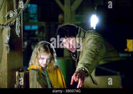 Januar 2007 - K51214ES." CHARLOTTE'S WEB ''. TV-FILM-STILL. 2006.Dakota Fanning (links) und Regisseur Gary Winick (rechts) auf dem Set von Ã’CharlotteÃs Web (Bild: © Globe Photos/ZUMApress.com) Stockfoto