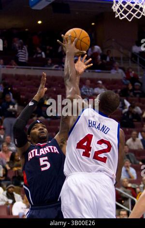 29. Oktober 2010: Philadelphia 76ers macht Stürmer Elton Brand (42) mit dem Block auf dem Schuss von Atlanta Hawks Power Forward Josh Smith (5) während des NBA-Spiels zwischen den Atlanta Hawks und den Philadelphia 76ers im Wells Fargo Center in Philadelphia, Pennsylvania. The Hawks Beat the 76ers, 104-101.(Bild: © Chris Szagola/Cal Sport Media/ZUMApress.com) Stockfoto