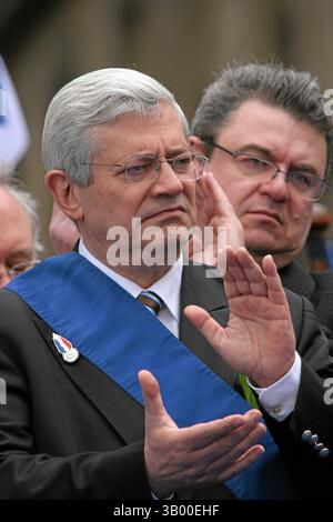 Mai 2008: Bruno Gollnisch - Rassemblement du 1 mai du Front National en Hommage a Jeanne D'Arc - Paris, le 1/5/2008 - JSB / PixPlanete. Zusammenkunft des 1. Mai des Nationalgesichts in Hommage hat Jeanne von Arc - Paris, 05-01-2008.JEAN-MARIE LE PEN, GRÜNDER UND PRÄSIDENT DER NATIONALFRONT, HÄLT SEINE TRADITIONELLE REDE AM MAI AM FUSSE Einer STATUE VON JOAN VON ARC, DER HEILIGEN, DIE ER ALS SCHUTZPATRON UND IKONE SEINER POPULISTISCHEN BEWEGUNG NAHM. 2008.K58134 (Bild: © Globe Photos/ZUMApress.com) Stockfoto