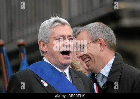Mai 2008: Bruno Gollnisch - Rassemblement du 1 mai du Front National en Hommage a Jeanne D'Arc - Paris, le 1/5/2008 - JSB / PixPlanete. Zusammenkunft des 1. Mai des Nationalgesichts in Hommage hat Jeanne von Arc - Paris, 05-01-2008.JEAN-MARIE LE PEN, GRÜNDER UND PRÄSIDENT DER NATIONALFRONT, HÄLT SEINE TRADITIONELLE REDE AM MAI AM FUSSE Einer STATUE VON JOAN VON ARC, DER HEILIGEN, DIE ER ALS SCHUTZPATRON UND IKONE SEINER POPULISTISCHEN BEWEGUNG NAHM. 2008.K58134 (Bild: © Globe Photos/ZUMApress.com) Stockfoto