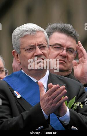 Mai 2008: Bruno Gollnisch - Rassemblement du 1 mai du Front National en Hommage a Jeanne D'Arc - Paris, le 1/5/2008 - JSB / PixPlanete. Zusammenkunft des 1. Mai des Nationalgesichts in Hommage hat Jeanne von Arc - Paris, 05-01-2008.JEAN-MARIE LE PEN, GRÜNDER UND PRÄSIDENT DER NATIONALFRONT, HÄLT SEINE TRADITIONELLE REDE AM MAI AM FUSSE Einer STATUE VON JOAN VON ARC, DER HEILIGEN, DIE ER ALS SCHUTZPATRON UND IKONE SEINER POPULISTISCHEN BEWEGUNG NAHM. 2008.K58134 (Bild: © Globe Photos/ZUMApress.com) Stockfoto
