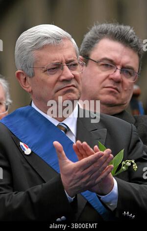 Mai 2008: Bruno Gollnisch - Rassemblement du 1 mai du Front National en Hommage a Jeanne D'Arc - Paris, le 1/5/2008 - JSB / PixPlanete. Zusammenkunft des 1. Mai des Nationalgesichts in Hommage hat Jeanne von Arc - Paris, 05-01-2008.JEAN-MARIE LE PEN, GRÜNDER UND PRÄSIDENT DER NATIONALFRONT, HÄLT SEINE TRADITIONELLE REDE AM MAI AM FUSSE Einer STATUE VON JOAN VON ARC, DER HEILIGEN, DIE ER ALS SCHUTZPATRON UND IKONE SEINER POPULISTISCHEN BEWEGUNG NAHM. 2008.K58134 (Bild: © Globe Photos/ZUMApress.com) Stockfoto