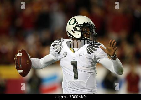 30. Oktober 2010: Oregon Ducks Quarterback Darron Thomas #1 im Spiel gegen die USC Trojans im Memorial Coliseum in Los Angeles, KALIFORNIEN. (Kreditbild: © Charles Baus/Cal Sport Media/ZUMApress.com) Stockfoto