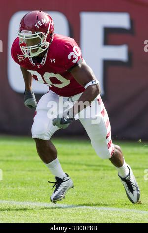 30. Oktober 2010: Temple Owls Running Back Bernard Pierce (30) in Aktion während der Aufwärmphase vor dem NCAA Football Spiel zwischen den Akron Zips und den Temple Owls im Lincoln Financial Field in Philadelphia, Pennsylvania. The Eulen blank the Zips, 30-0.(Bild: © Chris Szagola/Cal Sport Media/ZUMApress.com) Stockfoto