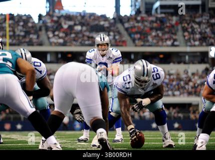 31. Oktober 2010: Dallas Cowboys Quarterback Jon Kitna #3 in einem NFL-Fußballspiel zwischen den Dallas Cowboys und den Jacksonville Jaguars im Cowboys Stadium in Arlington, TX Jacksonville besiegte Dallas 35-17(Credit Image: © Albert Pena/Cal Sport Media/ZUMApress.com) Stockfoto