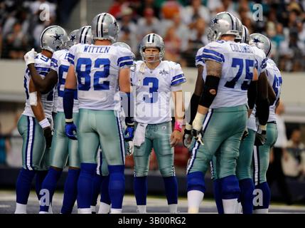 31. Oktober 2010: Dallas Cowboys Quarterback Jon Kitna #3 spricht über die Offensive in einem NFL-Fußballspiel zwischen den Dallas Cowboys und den Jacksonville Jaguars im Cowboys Stadium in Arlington, TX Jacksonville besiegte Dallas 35:17(Credit Image: © Albert Pena/Cal Sport Media/ZUMApress.com) Stockfoto