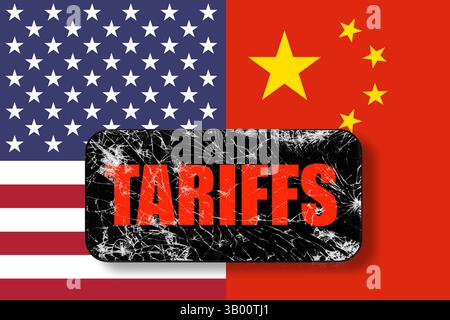 Schwarzes Touchscreen-Telefon mit aufgerissenem Bildschirm auf China- und USA-Flaggen-Hintergrund mit WORTTARIFEN. Handel, Zoll, Zoll und Zölle Krieg Stockfoto