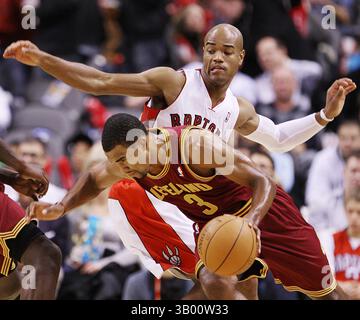 Oktober 2010 - Toronto, Ontario, Kanada - TORONTO, AM: 29. OKTOBER 2010 --Toronto Raptor Jarrett Jack (OBEN) blickt am Freitag, den 29. Oktober 2010 auf die Ramon Sessions der Cleveland Cavaliers (UNTEN) während der ersten Halbzeit im Toronto Air Canada Centre. (Kreditbild: © Peter J. Thompson/Postmedia News/ZUMApress.com) Stockfoto