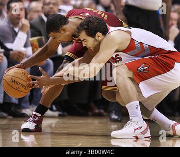 Oktober 2010 - Toronto, Ontario, Kanada - TORONTO, AM: 29. OKTOBER 2010 – Toronto Raptor Jose Calderon (L) kämpft um die Kontrolle über den Ball mit Cleveland Cavaliers Spieler Ramon Sessions während der ersten Halbzeit im Toronto Air Canada Centre am Freitag, 29. Oktober 2010. (Kreditbild: © Peter J. Thompson/Postmedia News/ZUMApress.com) Stockfoto