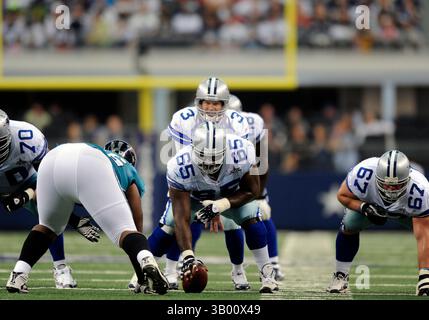 31. Oktober 2010: Dallas Cowboys Quarterback Jon Kitna #3 in einem NFL-Fußballspiel zwischen den Dallas Cowboys und den Jacksonville Jaguars im Cowboys Stadium in Arlington, TX Jacksonville besiegte Dallas 35-17(Credit Image: © Albert Pena/Cal Sport Media/ZUMApress.com) Stockfoto