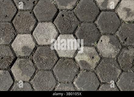 Nahaufnahme einer strukturierten Ziegelbahn mit geometrischem Muster. Stockfoto