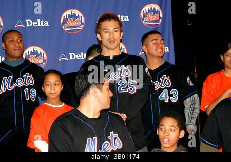 Januar 2004 - New York, New York, USA - I8379BT.NEW YORK METS 2004 CARAVAN PEP RALLYE..GRAND CENTRAL STATION, NEW YORK New York..1/20/2004.. / / 2004.KAZUO MATSUI(Bild: © Barry Talesnick/Globe Photos/ZUMAPRESS.com) Stockfoto