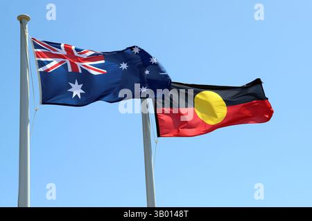 Die australische Nationalflagge und die australische Aborigine-Flagge fliegen nebeneinander. Cape Leeuwin, Westaustralien Stockfoto