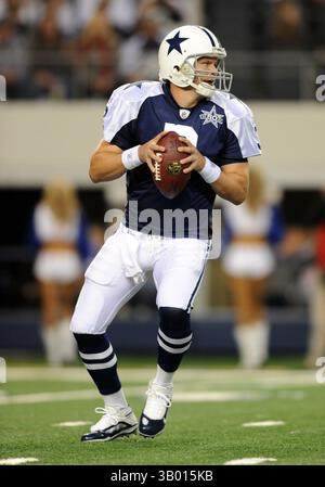25. November 2010: Dallas Cowboys Quarterback Jon Kitna #3 fällt während eines Thanksgiving Day NFL Fußballspiels zwischen den Dallas Cowboys und den New Orleans Saints im Cowboys Stadium in Arlington, TX New Orleans besiegte Dallas 30-27(Credit Image: © Albert Pena/Cal Sport Media/ZUMAPRESS.com) Stockfoto
