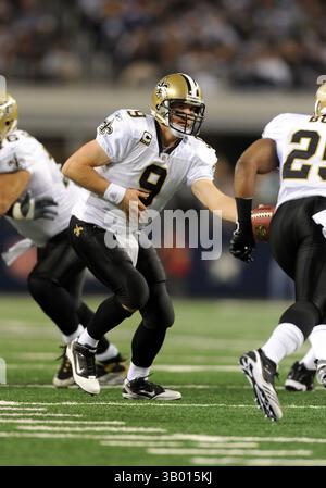 25. November 2010: New Orleans Quarterback Drew Brees #9 während eines Thanksgiving Day NFL-Fußballspiels zwischen den Dallas Cowboys und den New Orleans Saints im Cowboys Stadium in Arlington, TX New Orleans besiegte Dallas 30-27(Credit Image: © Albert Pena/Cal Sport Media/ZUMAPRESS.com) Stockfoto