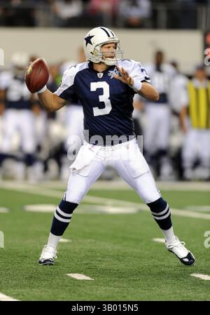 25. November 2010: Dallas Cowboys Quarterback Jon Kitna #3 fällt während eines Thanksgiving Day NFL Fußballspiels zwischen den Dallas Cowboys und den New Orleans Saints im Cowboys Stadium in Arlington, TX New Orleans besiegte Dallas 30-27(Credit Image: © Albert Pena/Cal Sport Media/ZUMAPRESS.com) Stockfoto