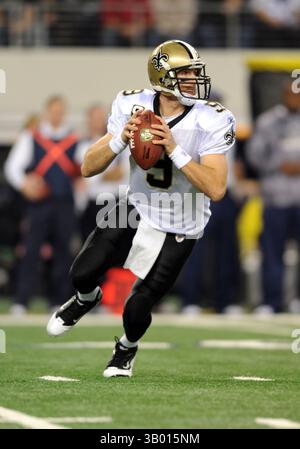 25. November 2010: New Orleans Quarterback Drew Brees #9 knallt während eines Thanksgiving Day NFL Fußballspiels zwischen den Dallas Cowboys und den New Orleans Saints im Cowboys Stadium in Arlington, TX New Orleans besiegte Dallas 30-27(Credit Image: © Albert Pena/Cal Sport Media/ZUMAPRESS.com) Stockfoto