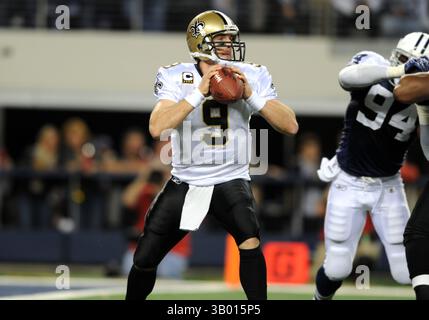25. November 2010: New Orleans Quarterback Drew Brees #9 während eines Thanksgiving Day NFL-Fußballspiels zwischen den Dallas Cowboys und den New Orleans Saints im Cowboys Stadium in Arlington, TX New Orleans besiegte Dallas 30-27(Credit Image: © Albert Pena/Cal Sport Media/ZUMAPRESS.com) Stockfoto