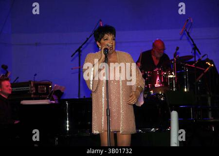 17. AUGUST 2006 - NEW YORK, NEW YORK, USA - I11038BT.LIZA MINNELLI TRITT IN DER SEASIDE-KONZERTREIHE ASSER LEVY SEASIDE PARK IN BROOKLYN, NEW YORK, 2006 AUF. - - 2006.(Bild: © Barry Talesnick/Globe Photos/ZUMAPRESS.com) Stockfoto