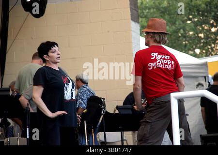 17. AUGUST 2006 - NEW YORK, NEW YORK, USA - I11038BT.LIZA MINNELLI TRITT IN DER SEASIDE-KONZERTREIHE ASSER LEVY SEASIDE PARK IN BROOKLYN, NEW YORK, 2006 AUF. - - 2006.(Bild: © Barry Talesnick/Globe Photos/ZUMAPRESS.com) Stockfoto