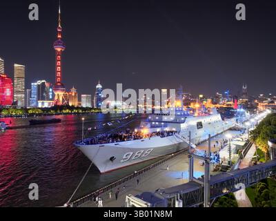 Peking, China. April 2025. Ein Foto der Drohne zeigt Menschen, die an einem Tag der offenen Tür zum 76. Jahrestag der chinesischen Volksbefreiungsarmee (PLA) im ostchinesischen Shanghai am 22. April 2025 teilnehmen. Die chinesische Volksbefreiungsarmee (PLA) feierte am Mittwoch ihren 76. Jahrestag und bekräftigte ihr Engagement, eine Seestreitkräfte von Weltklasse zu werden, die sich der Wahrung der nationalen Sicherheit und des Weltfriedens widmen. Quelle: Ding Liang/Xinhua/Alamy Live News Stockfoto