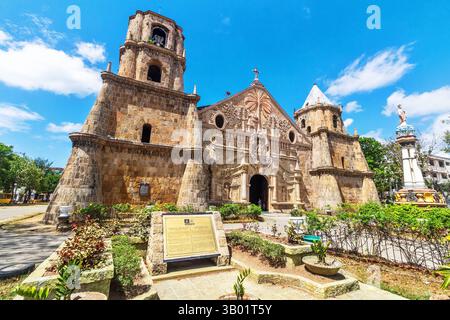 Die MIAG-ao-Kirche in Iloilo, eine UNESCO-Stätte, die für ihre barocke Fassade, Schnitzereien und Architektur aus gelbem Sandstein aus der spanischen Zeit bekannt ist. Stockfoto