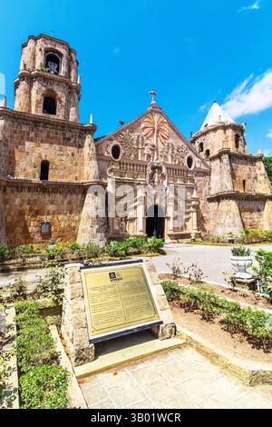 Die MIAG-ao-Kirche in Iloilo, eine UNESCO-Stätte, die für ihre barocke Fassade, Schnitzereien und Architektur aus gelbem Sandstein aus der spanischen Zeit bekannt ist. Stockfoto