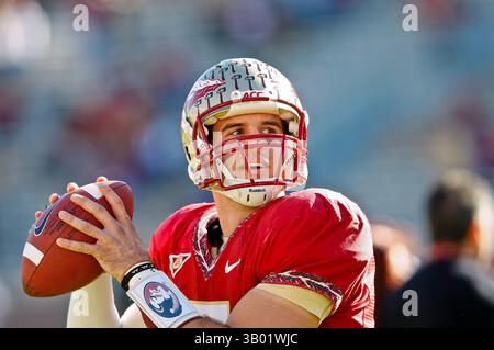 27. November 2010: Florida State Seminoles Quarterback Christian Ponder (7) wärmt sich vor dem Start des Spiels zwischen der ACC Conference Florida State Seminoles und der SEC Conference University of Florida Gators im Doak Campbell Stadium in Tallahassee auf. (Bild: © Gray Quetti/Cal Sport Media/ZUMAPRESS.com) Stockfoto