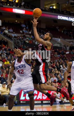 30. November 2010: Portland Trail Blazers schlagen LaMarcus Aldridge (12) vor, der 42 im NBA-Spiel zwischen den Portland Trail Blazers und den Philadelphia 76ers im Wells Fargo Center in Philadelphia (Pennsylvania) gegen den Philadelphia 76ers schoss. The 76ers Beat the Trail Blazers, 88-79.(Bild: © Chris Szagola/Cal Sport Media/ZUMAPRESS.com) Stockfoto