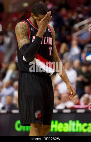 30. November 2010: LaMarcus Aldridge (12) wischt sein Gesicht während des NBA-Spiels zwischen den Portland Trail Blazers und den Philadelphia 76ers im Wells Fargo Center in Philadelphia, Pennsylvania. The 76ers Beat the Trail Blazers, 88-79.(Bild: © Chris Szagola/Cal Sport Media/ZUMAPRESS.com) Stockfoto