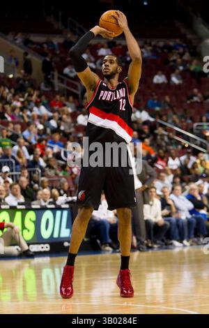 30. November 2010: Die Portland Trail Blazers liefern LaMarcus Aldridge (12) im NBA-Spiel zwischen den Portland Trail Blazers und den Philadelphia 76ers im Wells Fargo Center in Philadelphia, Pennsylvania. The 76ers Beat the Trail Blazers, 88-79.(Bild: © Chris Szagola/Cal Sport Media/ZUMAPRESS.com) Stockfoto