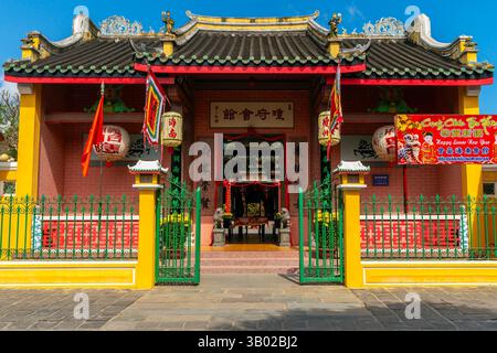 Hainan Assembly Hall oder Hai Nam Pagode in der Tran Phu Street 10, Minh an Ward, Hoi an. Vietnam. Die Halle wurde in traditionellem chinesischem Archit erbaut Stockfoto