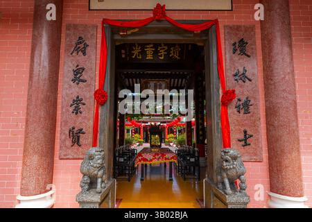 Die historische Hainan Assembly Hall oder auch Quynh Phu genannt, ist eine der schönsten und einzigartigsten Architekturen in Hoi an. Vietnam. Es ist auch bekannt Stockfoto