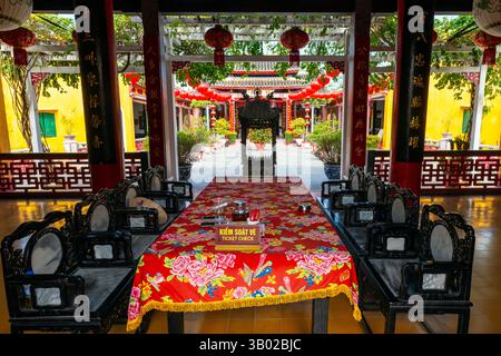 Die historische Hainan Assembly Hall oder auch Quynh Phu genannt, ist eine der schönsten und einzigartigsten Architekturen in Hoi an. Vietnam. Es ist auch bekannt Stockfoto
