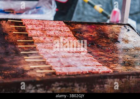 Gegrillte Wagyu-Rinderspieße auf heißem Eisenplatte auf dem Nachtmarkt Stockfoto