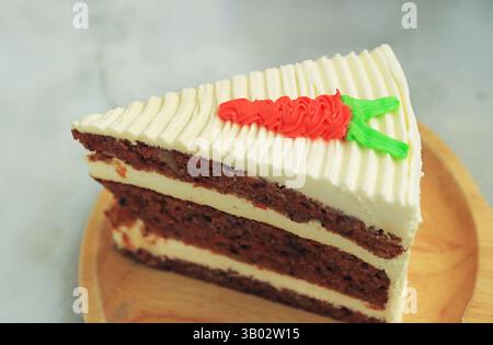 Ein Stück köstlichen Karottenkuchen auf Holzteller Stockfoto