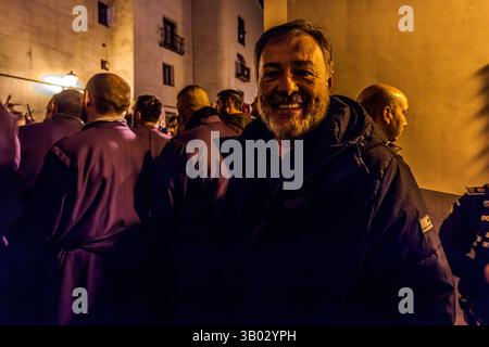 Der Bürgermeister von Cuenca, Daró Dolz Fernández, nimmt am Beginn der Karfreitagsprozession Teil. Turbas de Cuenca in violetten Gewändern machen am Karfreitagsanfang mitten in der Nacht vor dem Iglesia Parroquial de El Salvador ein lautes Geräusch. Plaza Salvador, Cuenca, Castilla-La Mancha, Spanien Stockfoto