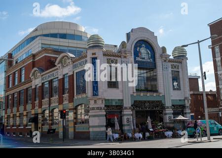 London, Großbritannien. April 2025. Michelin House an der 81 Fulham Road, Chelsea, London an der Ecke Lucan Place, das als erstes ständiges Hauptquartier und Reifenlager für die Michelin Tyre Company Ltd. Errichtet wurde Das Gebäude wurde am 20. Januar 1911 eröffnet. 1987 wurde das Gebäude in eine gemischte Nutzung umgebaut, mit einem Geschäft, einem Restaurant, einer Bar und einem Bürobereich. Kredit: Maureen McLean/Alamy Stockfoto