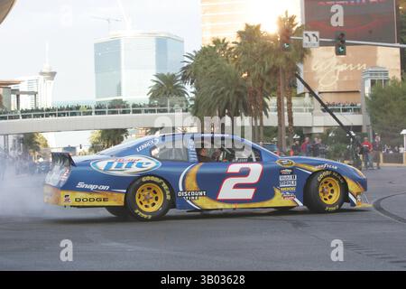 2010. Dezember 02: Kurt Busch, Fahrer des #2 Miller Lite Dodge, macht einen Burnout vor dem Stratosphere Hotel, Casino, Tower (rechts) Fontainebleau Las Vegas Resort (mittleres, blaues Gebäude) und Wynn Las Vegas Hotel und Casino auf dem Las Vegas Boulevard (The Strip) als Teil der NASCAR Victory Lap Parade in Verbindung mit dem NASCAR Champion's Week Awards Bankett 2010 in Las Vegas, NV(Credit/Cal Sport/Cal Sport: © Holmberg ZUMAPRESS.com) Stockfoto