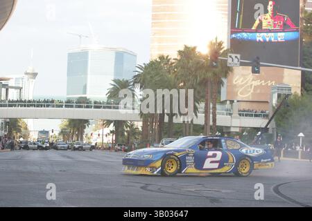 2010. Dezember 02: Kurt Busch, Fahrer des #2 Miller Lite Dodge, macht einen Burnout vor dem Stratosphere Hotel, Casino, Tower (rechts) Fontainebleau Las Vegas Resort (mittleres, blaues Gebäude) und Wynn Las Vegas Hotel und Casino auf dem Las Vegas Boulevard (The Strip) als Teil der NASCAR Victory Lap Parade in Verbindung mit dem NASCAR Champion's Week Awards Bankett 2010 in Las Vegas, NV(Credit Image/Media: © Holmberg/Media: © Cal ZUMAPRESS.com Stockfoto