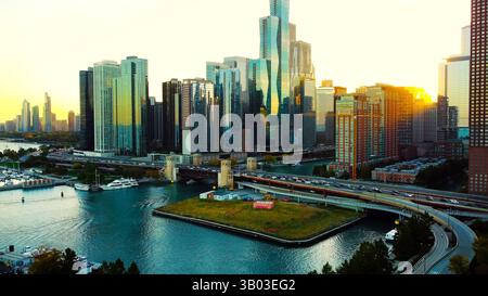 Chicago River Skyline mit modernen Wolkenkratzern bei Sonnenuntergang. Aus der Vogelperspektive auf Chicagos Wolkenkratzer am Chicago River bei Sonnenuntergang, mit Stockfoto