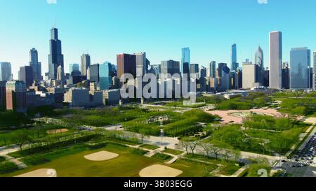 Chicago Skyline mit Blick auf den Grant Park an einem klaren Tag. Panoramablick auf die Skyline von Chicagos mit berühmten Wolkenkratzern und der üppigen Weite von Grant Stockfoto