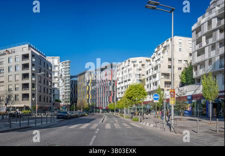 Nanterre, Frankreich - 04 11 2025: Bezirk Nanterre. Panoramablick auf Wohngebäude und Straßenviertel Stockfoto