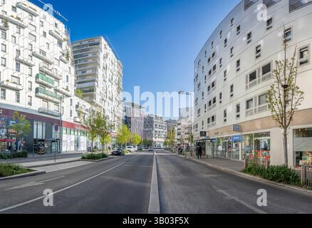 Nanterre, Frankreich - 04 11 2025: Bezirk Nanterre. Panoramablick auf Wohngebäude und Straßenviertel Stockfoto