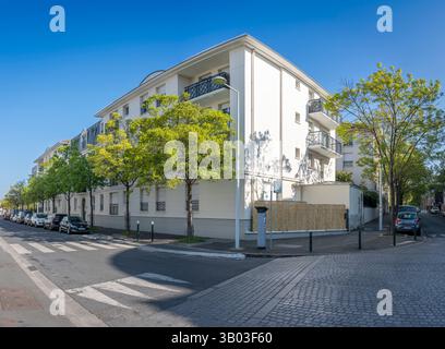 Nanterre, Frankreich - 04 11 2025: Bezirk Nanterre. Panoramablick auf Wohngebäude und Straßenviertel Stockfoto